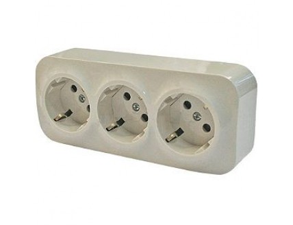 Розетка откр. уст. с З/К 3-я 16А/250В защит. шторки сл.кость Quteo