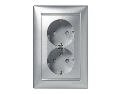Розетка 2-ая 2P+E 16А 250В защитные шторки алюминий VALENA