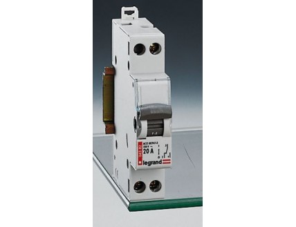 Модульный переключатель 1ПК 20А "1 - 2" Legrand